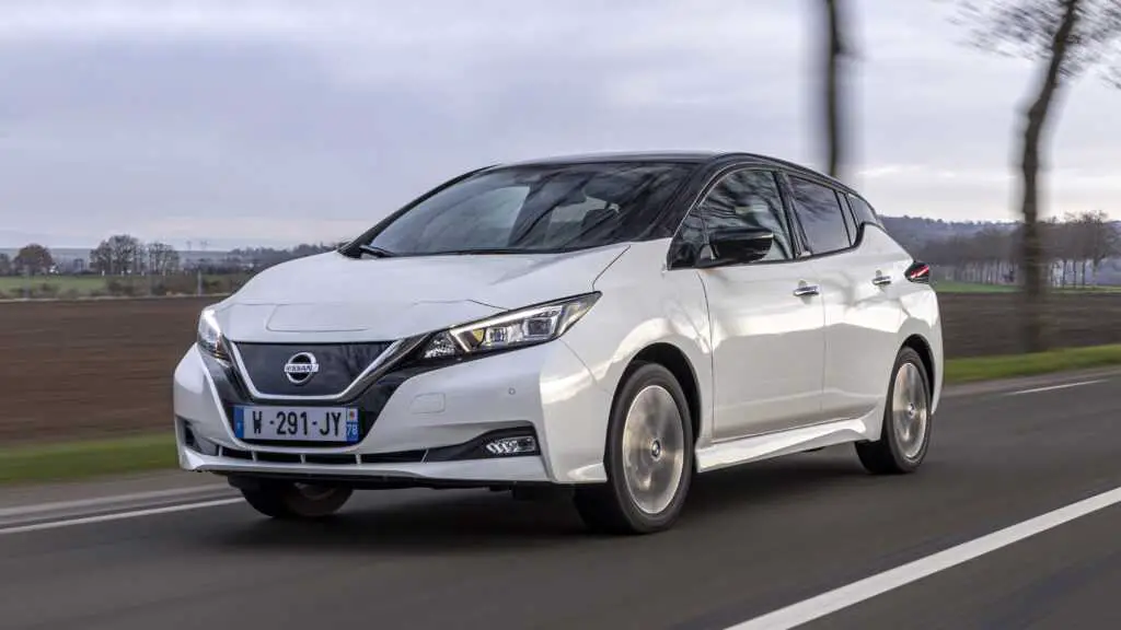 2023 Nissan LEAF 경고등 및 표시기 사용자 가이드 - 자동 사용자 가이드