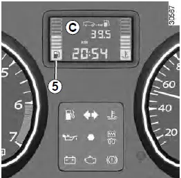 In 4x4 (4WD) mode on rough ter-rain, there is a risk that incorrect in-formation on the fuel level may be displayed. Wait until you are on flat ground again for a stable reading of the oil level indicators.