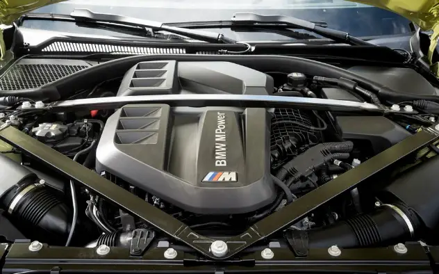 BMW-M4-COUPE-engine