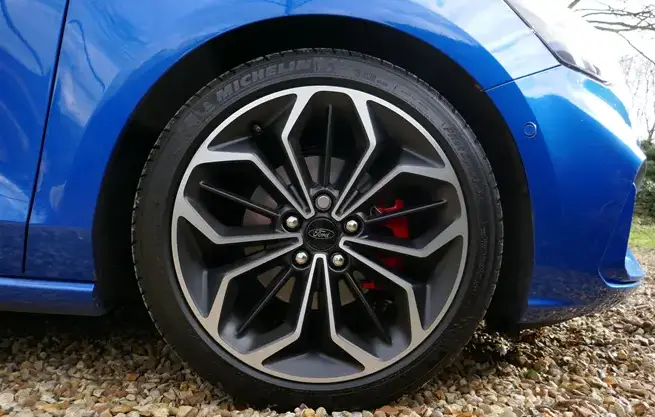 2023 -Ford- Focus- Specs, Price, Features, Mileage (Brochure)- tyre