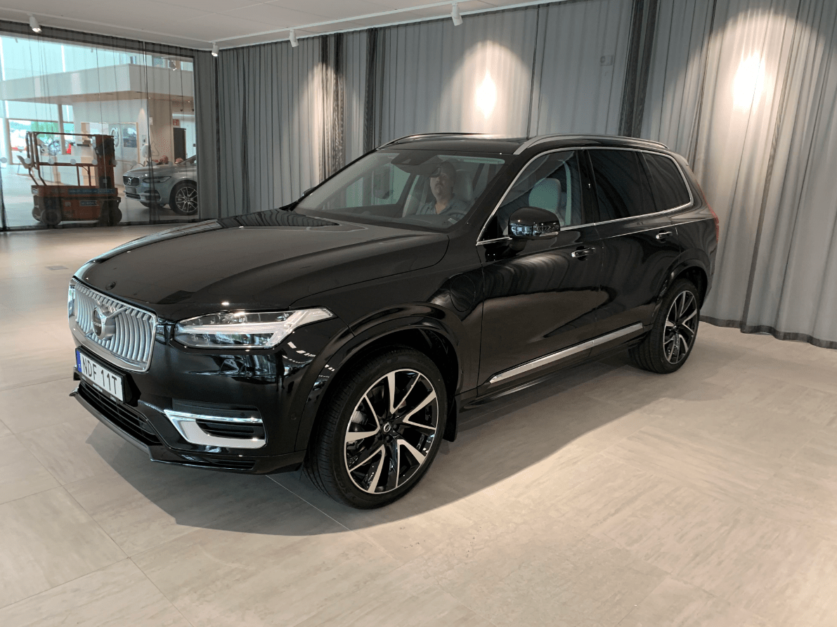 2020-Volvo-XC90-T8-featured