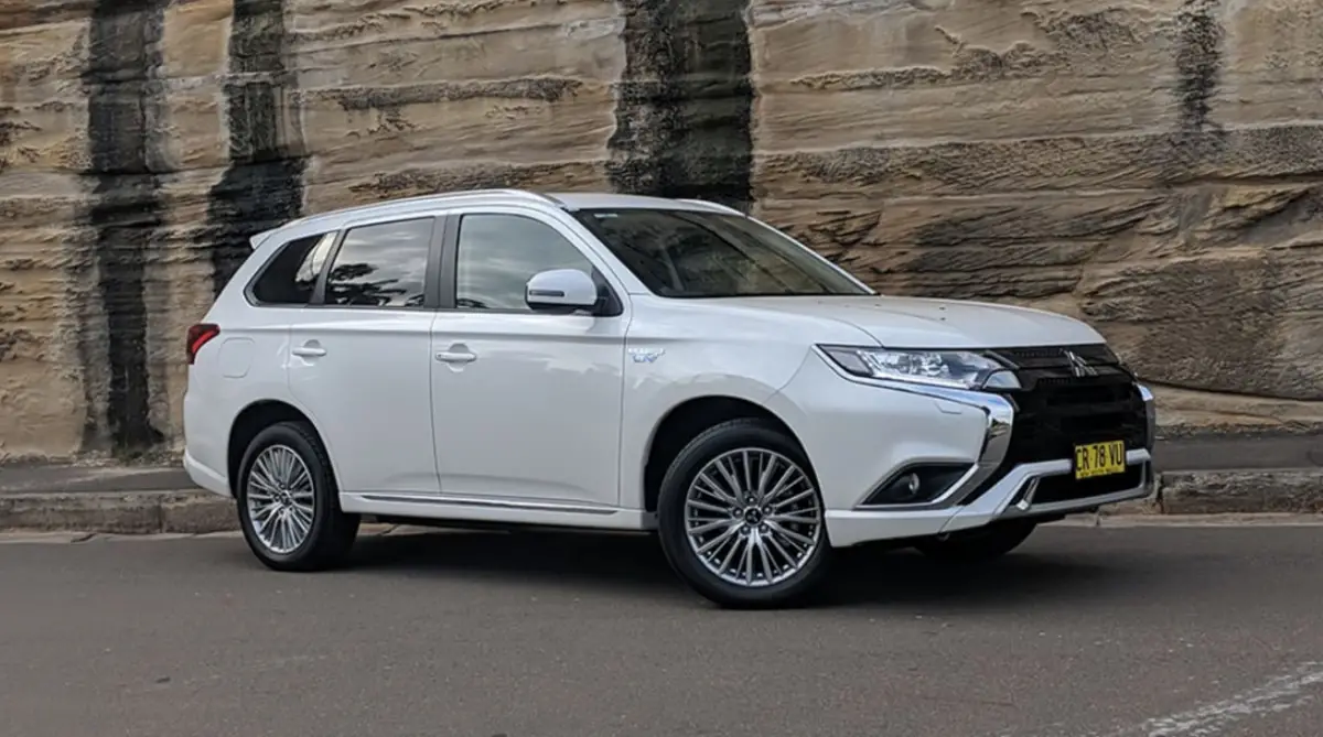 2019-Mitsubishi-Outlander-Owner-s-Manual-featured